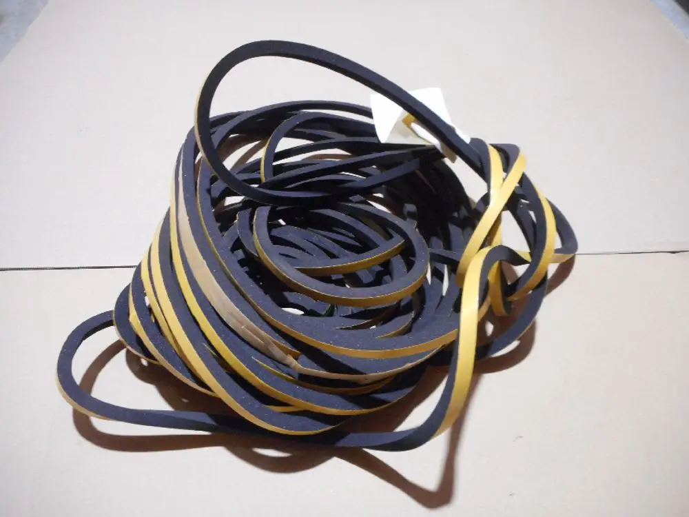 Schwarze und gelbe Dichtungsringe, lose gewickelt, auf braunem Hintergrund. Geeignet für Anwendungen von Remeha.